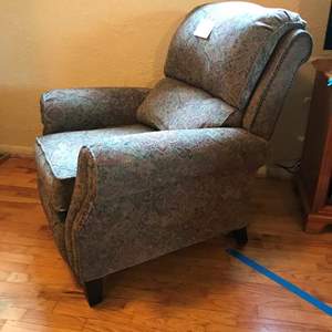 Lot # 7 - Recliner chair, needs TLC/cleaning. 37x30.5x41hi