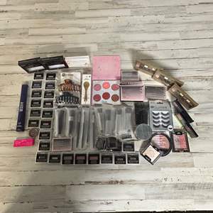 Lot #83 Large multi piece Lot of Mary Kay and Various other brand Make-up Brushes Etc