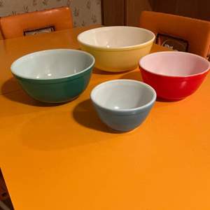 Lot #202 -   Vintage Pyrex Bowl Set - Assorted Sizes and Colors. Vintage Mixing Bowl Set - Pyrex, 1950s.