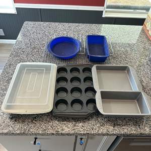 Lot #17 Assorted Bakeware 