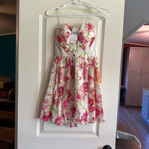 Lot #183 Beautiful Floral Speechless Dress - Size 5 - New w/ Tags