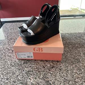 Lot #224 GB Heart Throb Black Ladies Shoes