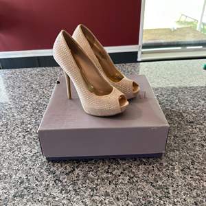 Lot #225 Jennifer Lopez Ladies Dress Shoes - Size 7.5