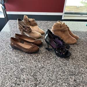 Lot #234 (4) Pairs of Ladies Shoes - Size 8