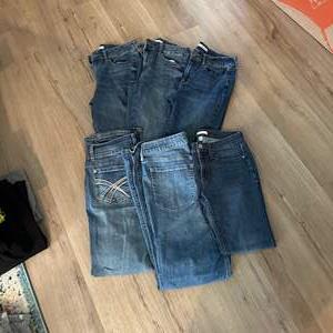 Lot #320 (6) Ladies Jeans - Size 9/10 - Hollister & More