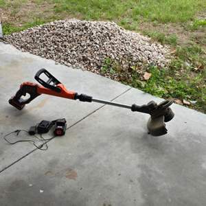 Lot #332 Black & Decker Cordless Edger w/ Battery & Charger 