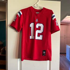 Lot #410 New England Patriots Tom Brady Jersey - Size Youth Large