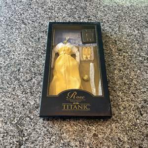 Lot #428 The Offical Rose Vinyl Portrait Doll Wardrobe Collection - Titanic