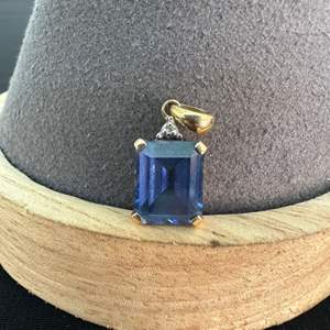 Lot #456 10K Gold & Blue Topaz Charm - TW is 1.67g