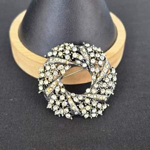 Lot #83 Vintage Rhinestone Wreath Brooch