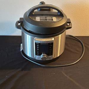 Lot #421 Instant Pot Pressure Cooker