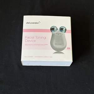 Lot #525 DeluxeSkin Facial Toning Device 