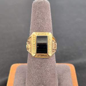 Lot #823 10k Gold High School Ring w/ Square Onyx Stone - TW is 9.45g - Size 7