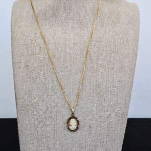 Lot #831 14k Gold Box Chain w/ Silhouette Pendant - TW is 2.82g