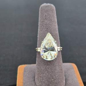 Lot #838 14k White Gold Ring w/ Teardrop Stone - TW is 7.08g - Size 7.5