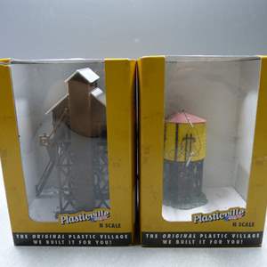 Lot #42 Bachmann Plasticville Coaling Station and Water Tank With Boxes