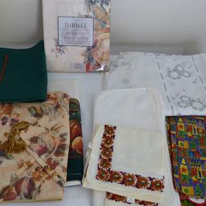 Lot #314  Nice lot of linens (as pictured) everything you see in the pictures