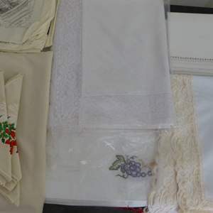 Lot #318  Nice lot of linens (as pictured) everything you see in the pictures