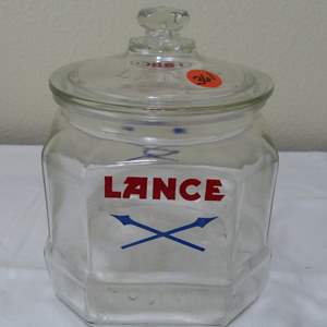 Lot #361  Lance ORIGINAL VINTAGE crackers countertop store display jar Made in USA (lid shows light roughness)