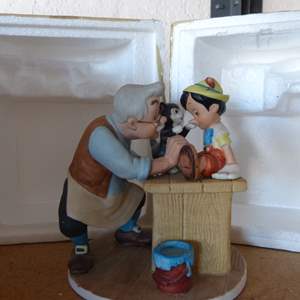 Lot #9 Limited Edition Disney Magic Memories Pinocchio Figurine