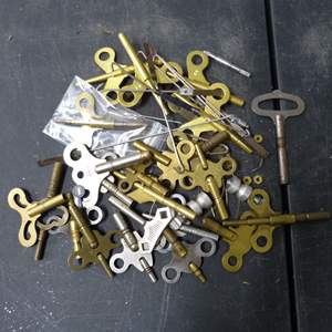 Lot #85 Mixed Lot Clock Keys As Shown