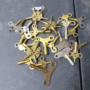 Lot #86 Mixed Lot Clock Keys As Shown