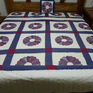 Lot #200 Beautiful Amish Handmade Dresden Plate Quilt With Matching Pillow