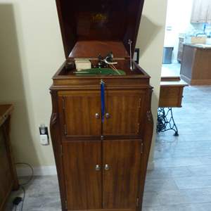 Lot #218 WOW Antique Victrola Victor Talking Machine VV-XIV With Contents Look This Up