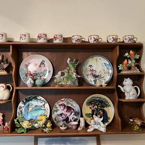 Lot #18 - Wall Display & Contents