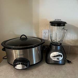 Lot #22 - Crock pot & Oster blender