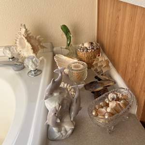 Lot #269 - Shells and décor Right side of tub