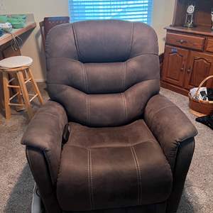 Lot #272 - Newer lift chair in excellent condition working