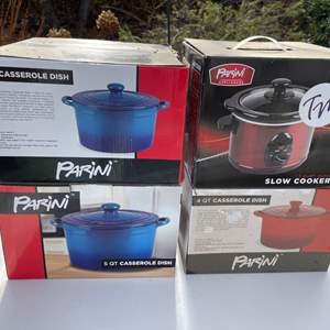 Lot #386 - 2 5 qrt Parini caserole dises, parini slow cooker, parini 4 qt caserole dish