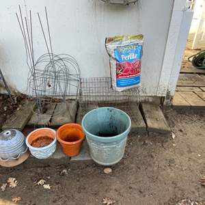 Lot #410 - 4 ceramic pots, pet case, flowerbed fencing, tomato plant stakes, perlite