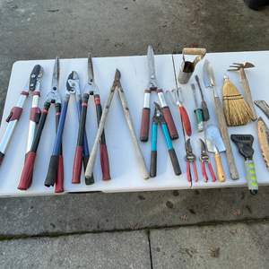 Lot #411 - Loppers, gardening tools