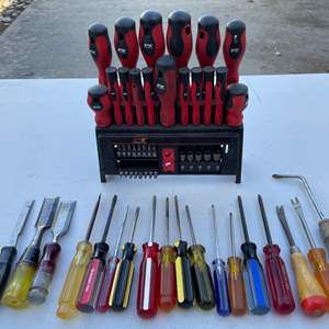 Lot #422 - Screwdrivers, chisels, nail puller