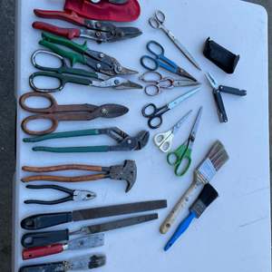 Lot #423 - Snippers, pliers, scissors, files, putty knives, paint brushes, leatherman tyre knife