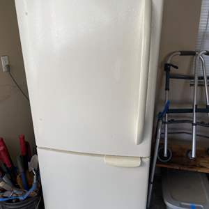 Lot #459 - Kenmore refrigerator/frezzer works great 67.5"x31"x29.5"