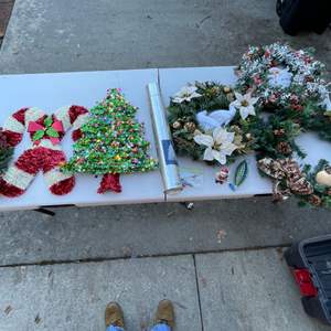 Lot #476 - Christmas decorations & wreaths