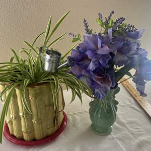 Lot #182 - Living Spider plant and artificial plant in USA pot