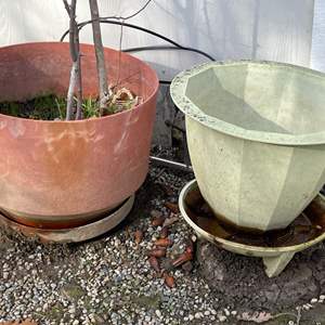 Lot #304 - Plastic planters