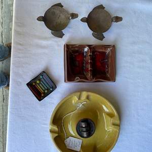 Lot #47 - Vintage ash trays Dresser pump from 1955