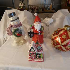 Lot #640 Santa w Lantern, Light Up Lg Ornament, Glistening Glitter Snowman