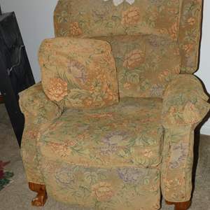 Lot #515 Easy Chair/Recliner