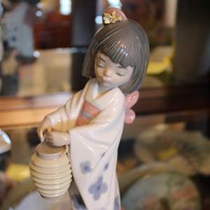 Lot #87 Lladro 6231 'Oriental Lantern' Girl Statue