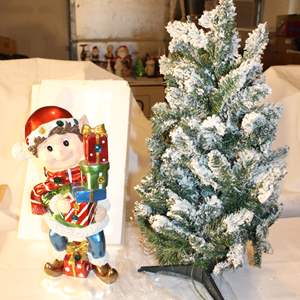 Lot #662 Elf w Gifts Light Up and Bethlehem Lights Stake Tree