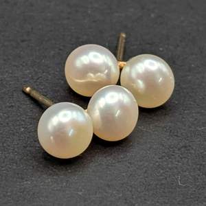 Lot #333 - 14K Gold and Pearl Earrings (1.65g Total Weight)