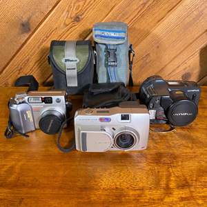 Lot #78 - Multiple vintage electronic cameras and cases