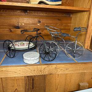 Lot #94 - Bike decor 