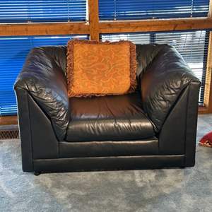 Lot #104 - Leather lounger 